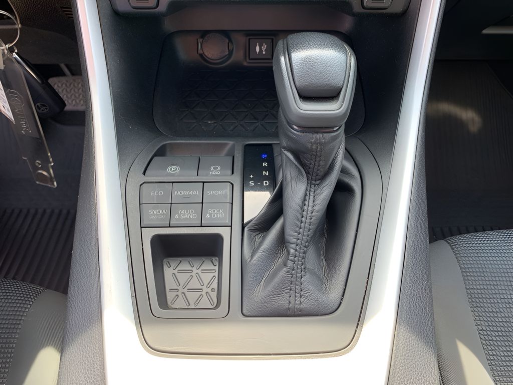 2019 Toyota RAV4 LE photo 20