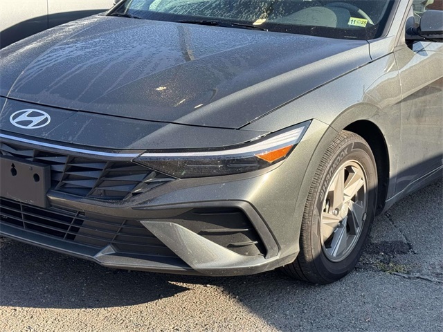 2025 Hyundai Elantra SE photo 5