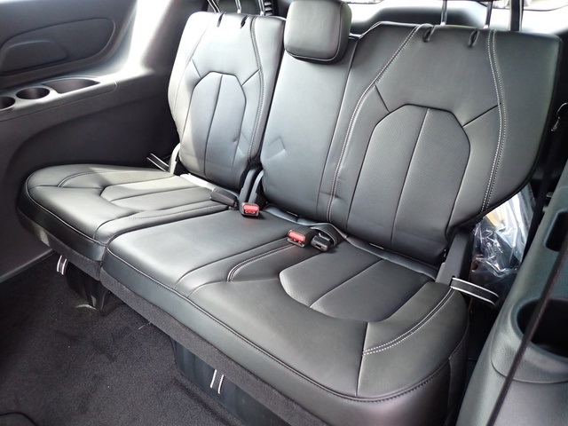 2025 Chrysler Pacifica photo 13