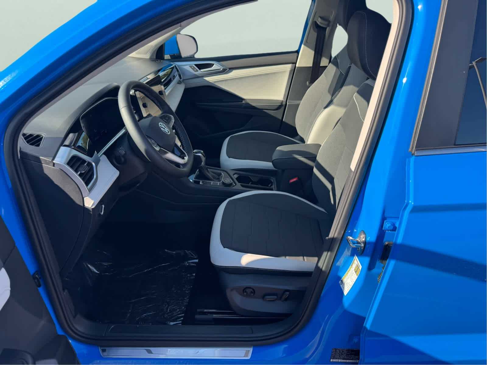 2025 Volkswagen Taos SE photo 9