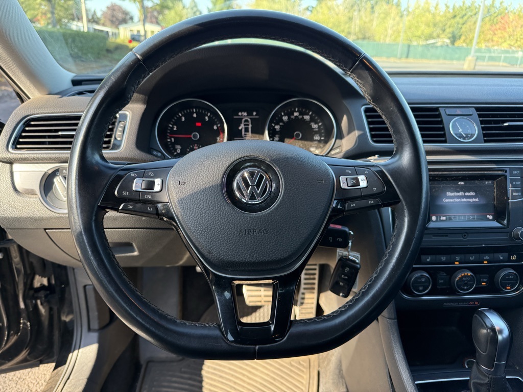 2016 Volkswagen Passat R-Line photo 10