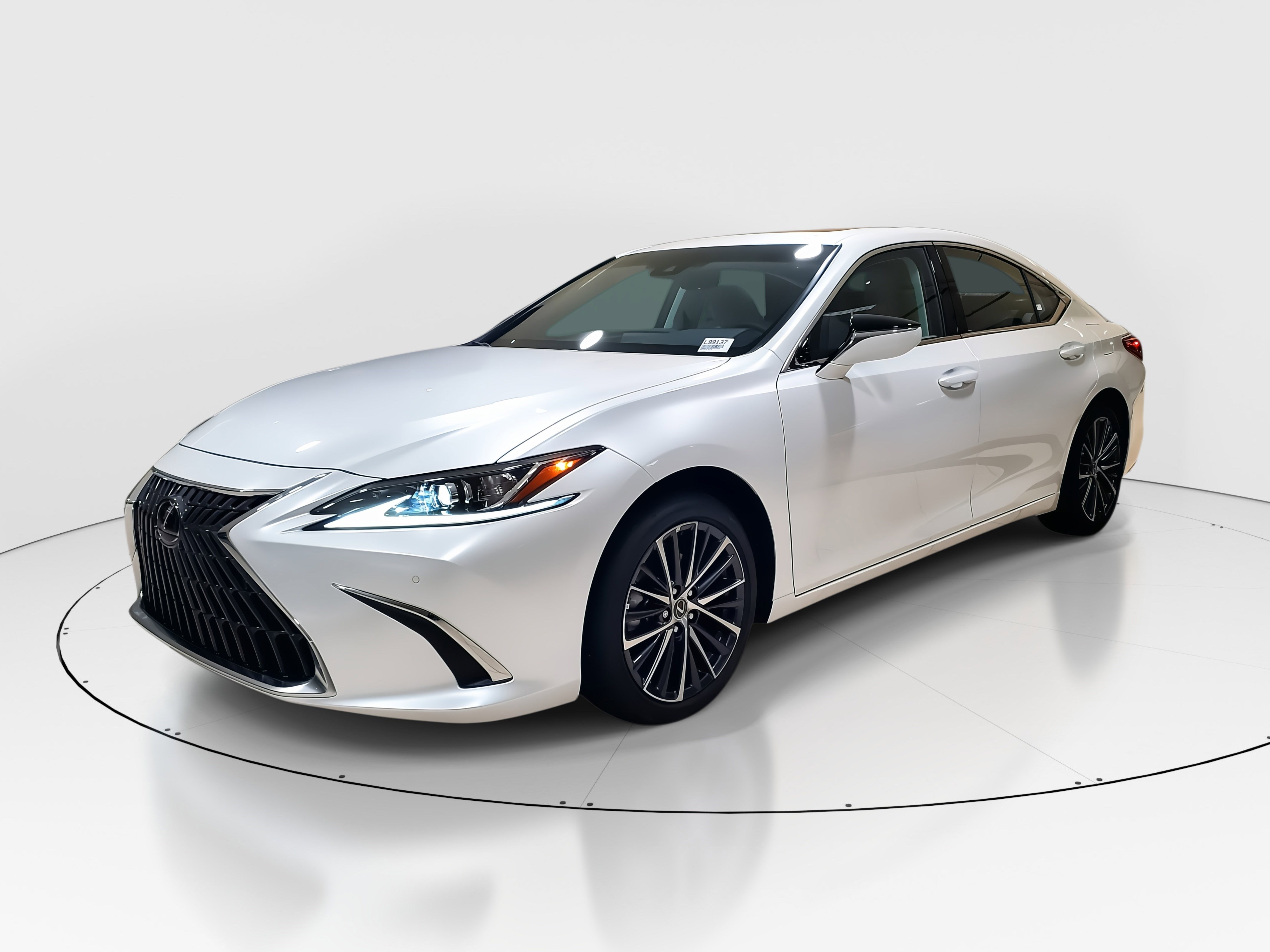 2025 Lexus ES 300h photo 3
