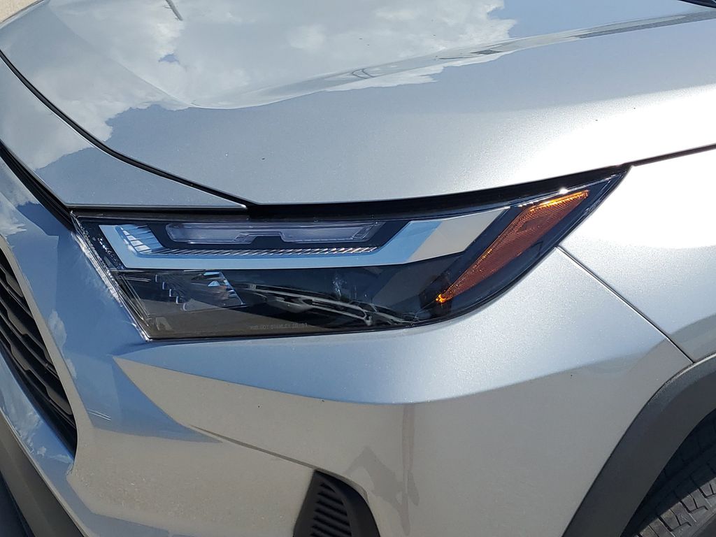2025 Toyota RAV4 XLE photo 11
