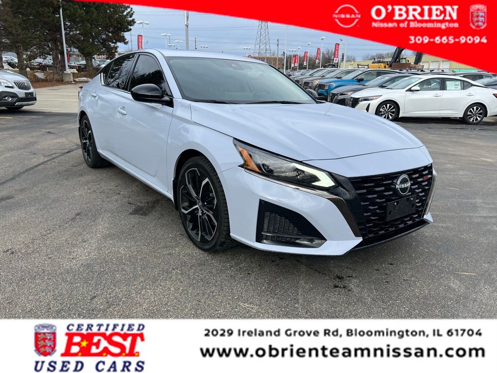 2023 Nissan Altima SR's photo