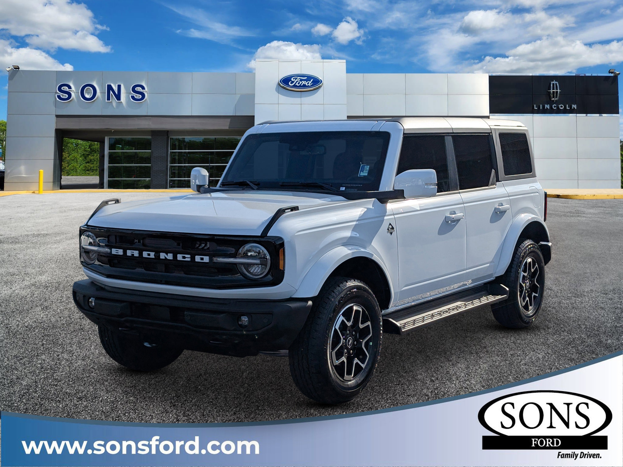 2025 Ford Bronco 4-Door Outer Banks's photo