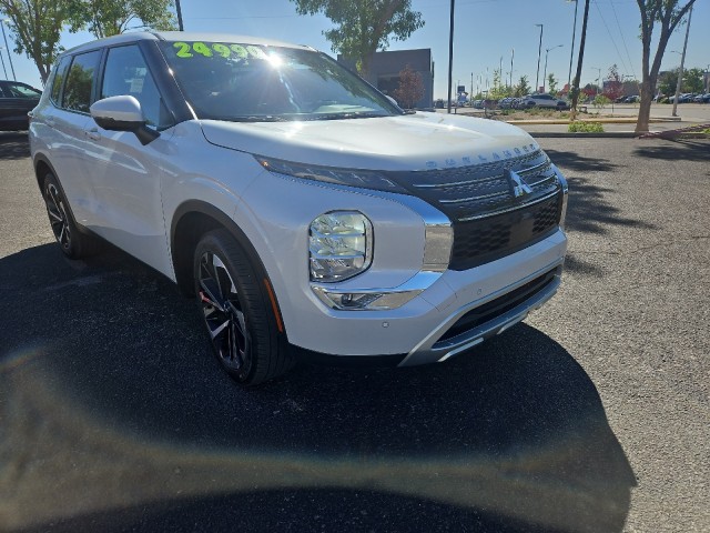 Used 2022 White Diamond Mitsubishi SE image 2