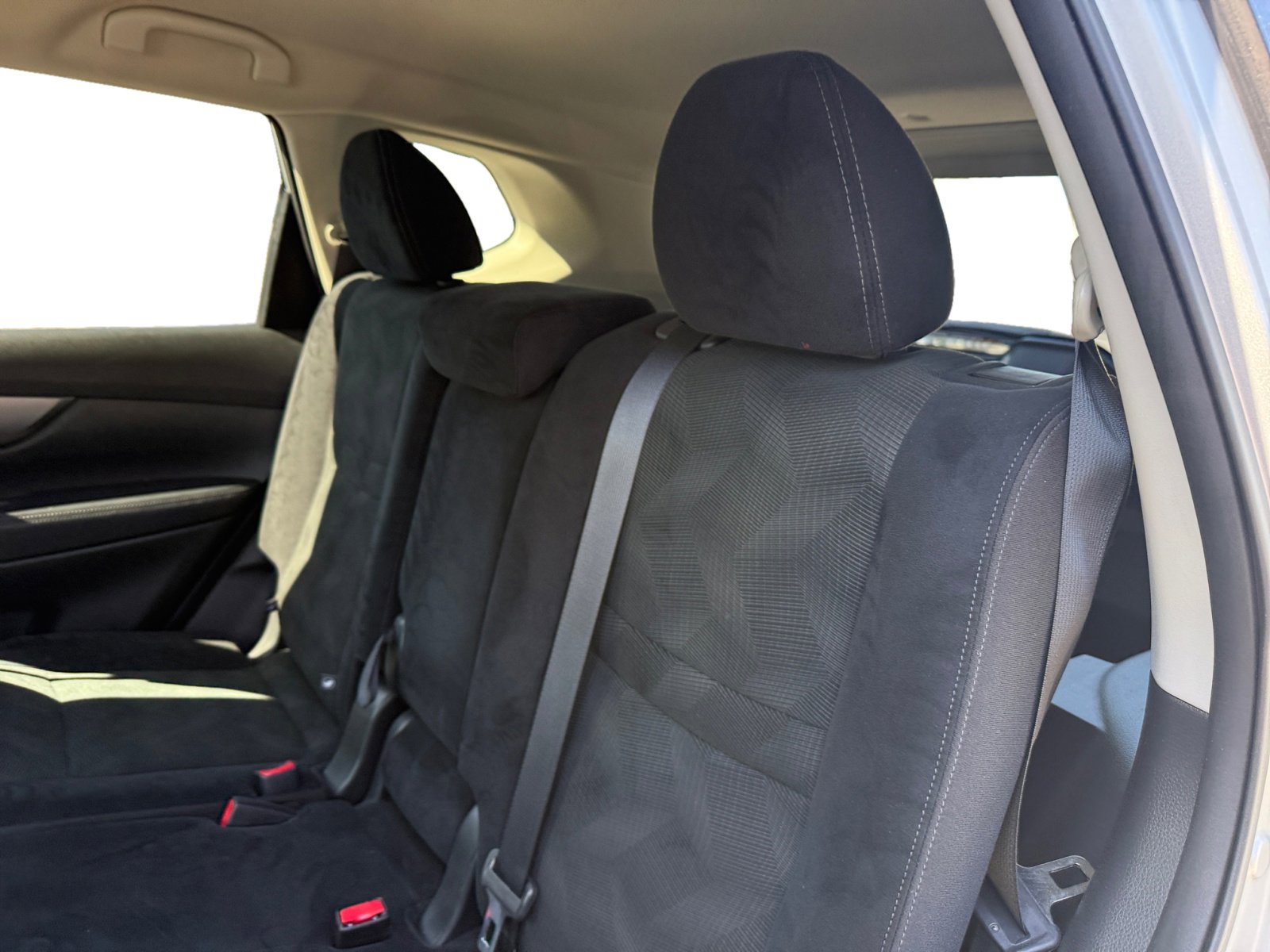 2015 Nissan Rogue SV photo 16