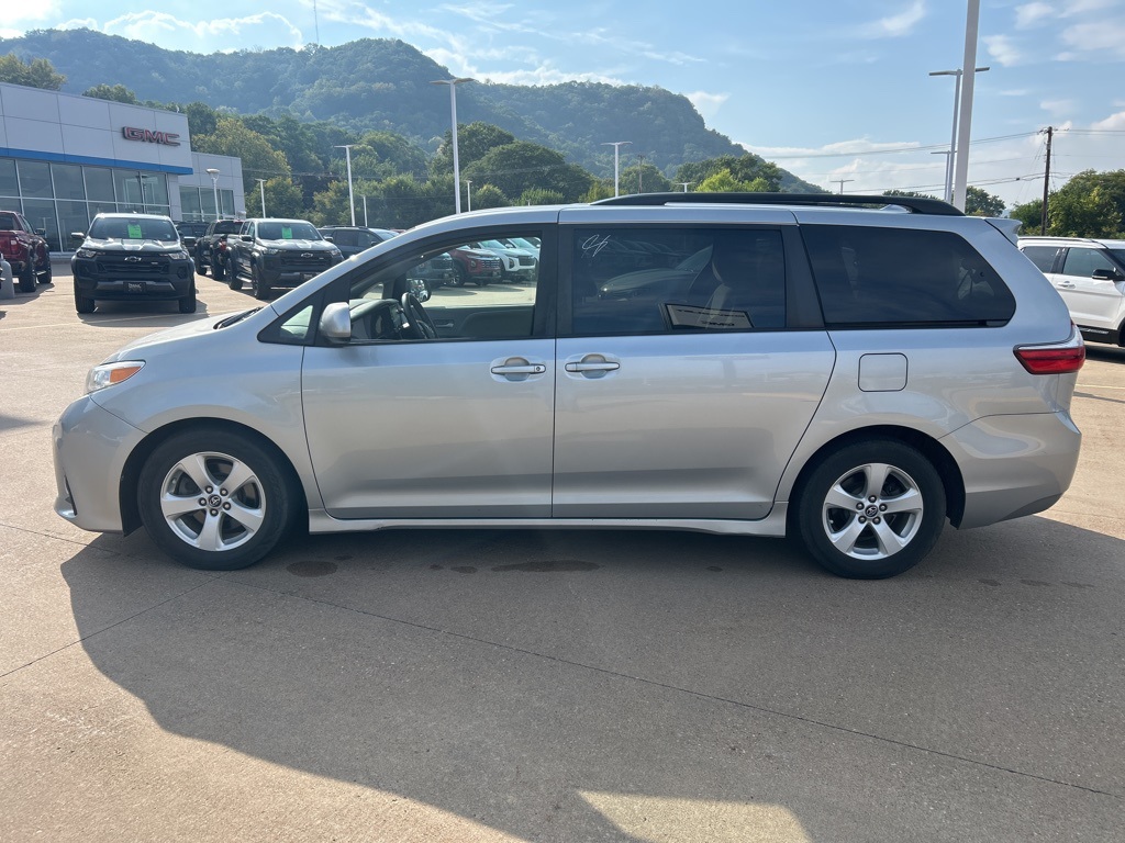 2020 Toyota Sienna LE photo 3