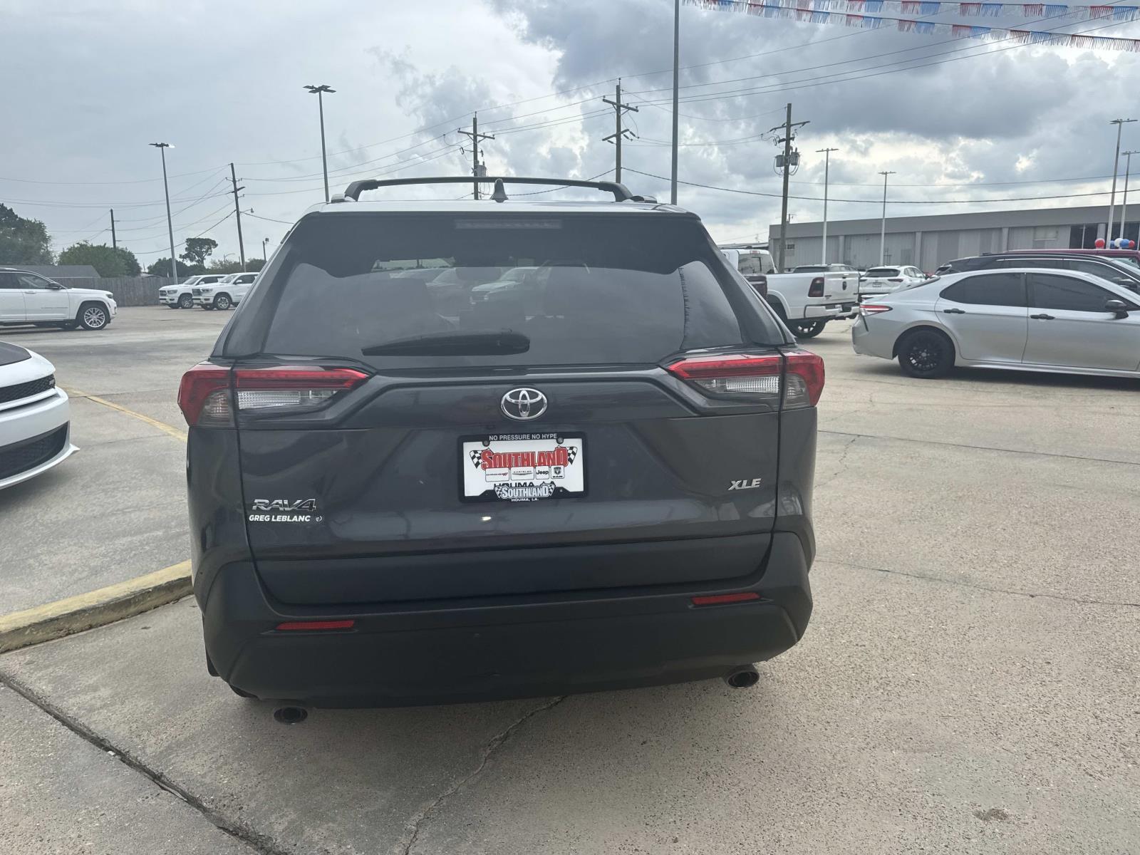 2022 Toyota RAV4 XLE photo 5