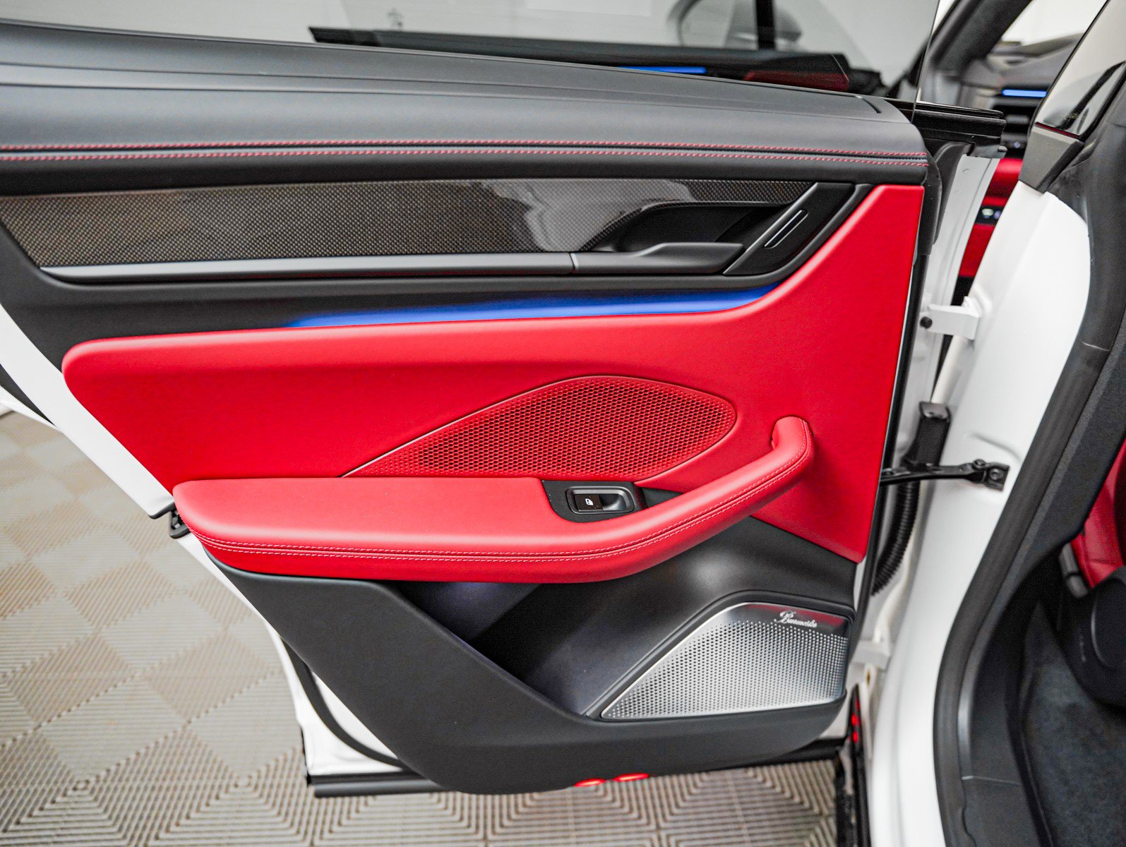 2025 Porsche Macan Electric Turbo photo 23