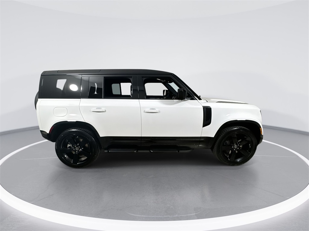 2025 Land Rover Defender 110 X-Dynamic SE photo 9