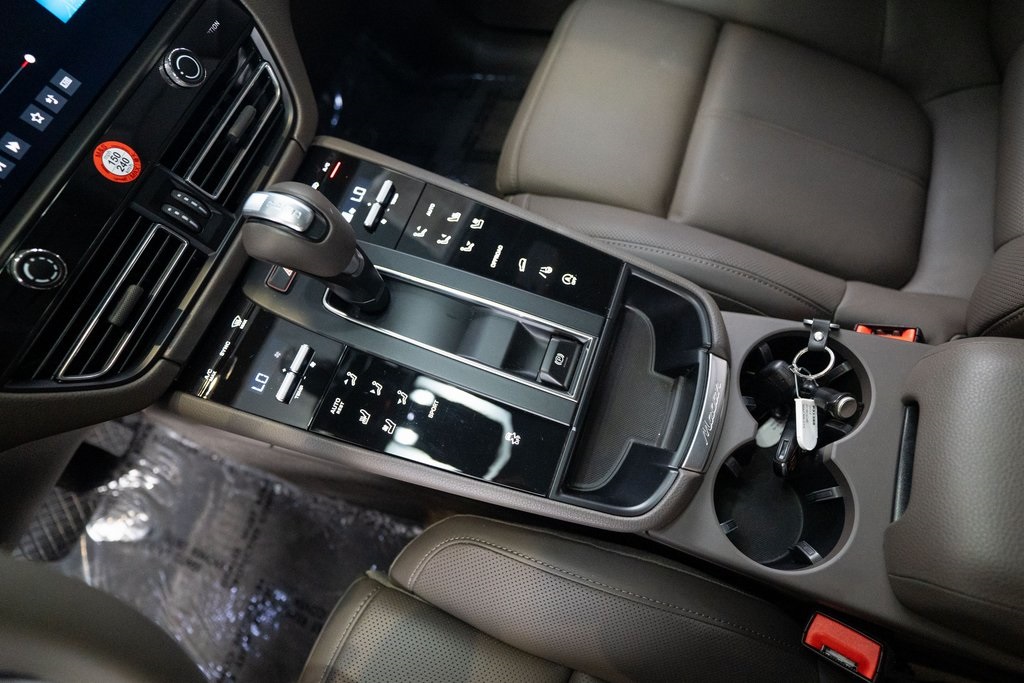 2025 Porsche Macan Base photo 23