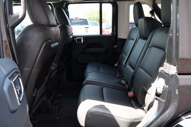 2025 Jeep Wrangler Sahara photo 41