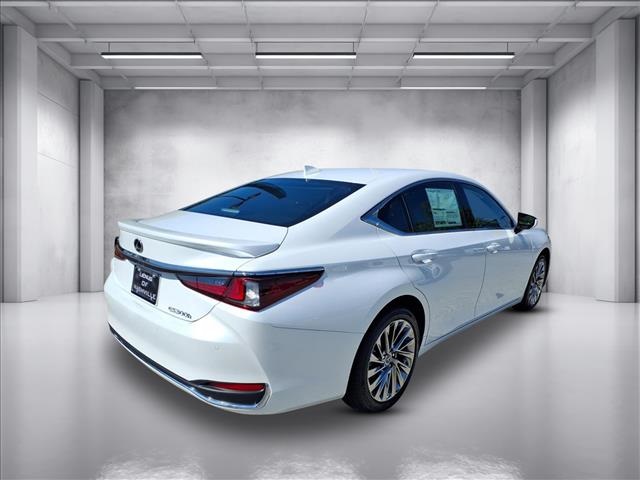 2025 Lexus ES 300h Ultra Luxury photo 3