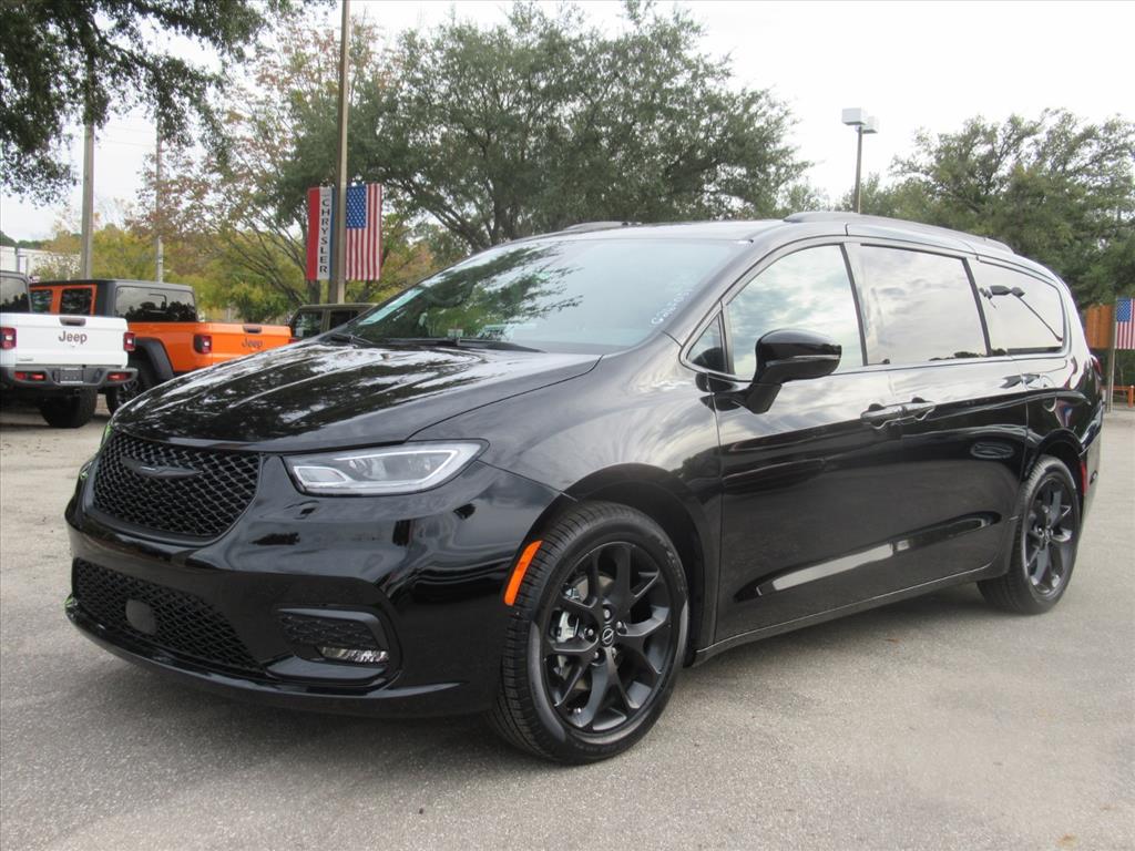 2026 Chrysler Pacifica photo 2