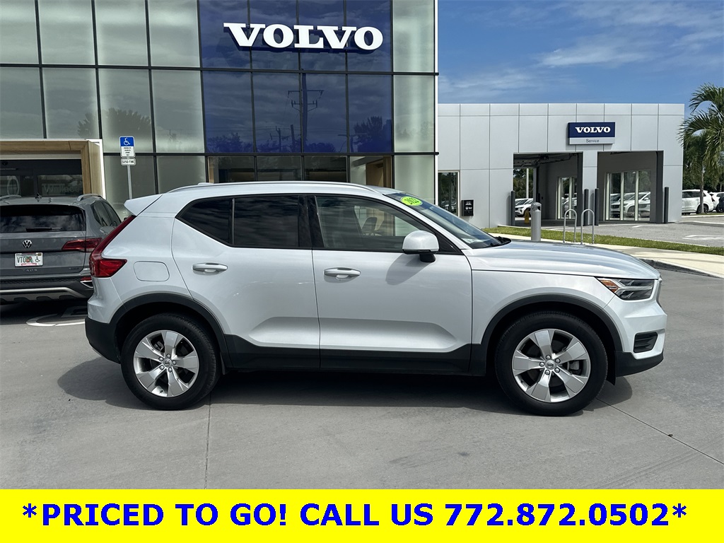 2022 Volvo XC40 Momentum photo 3