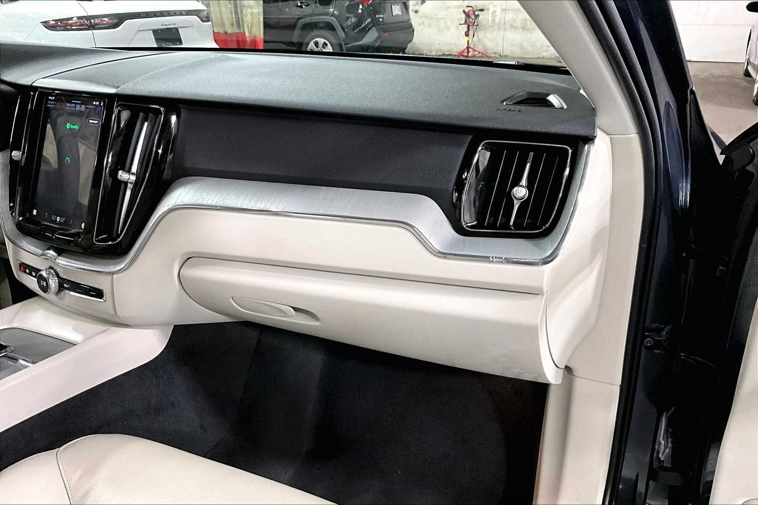 2024 Volvo XC60 Plus photo 18