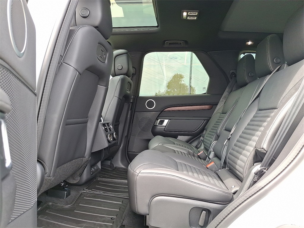 2025 Land Rover Discovery S photo 6