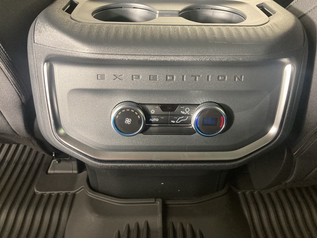 2025 Ford Expedition photo 3