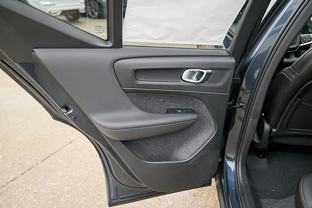 2026 VOLVO XC40 - Image 18