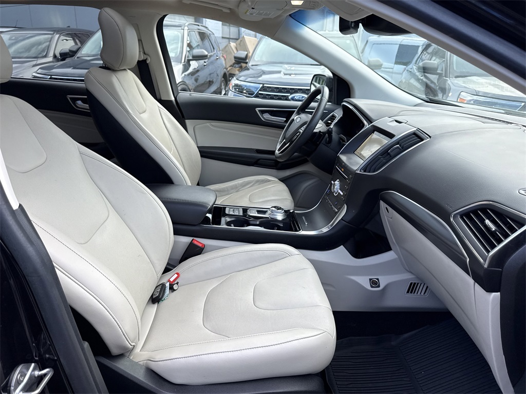 2019 Ford Edge Titanium photo 29