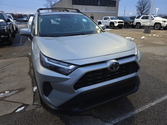 2025 Toyota RAV4 XLE's photo