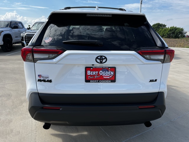 2025 Toyota RAV4 XLE photo 5