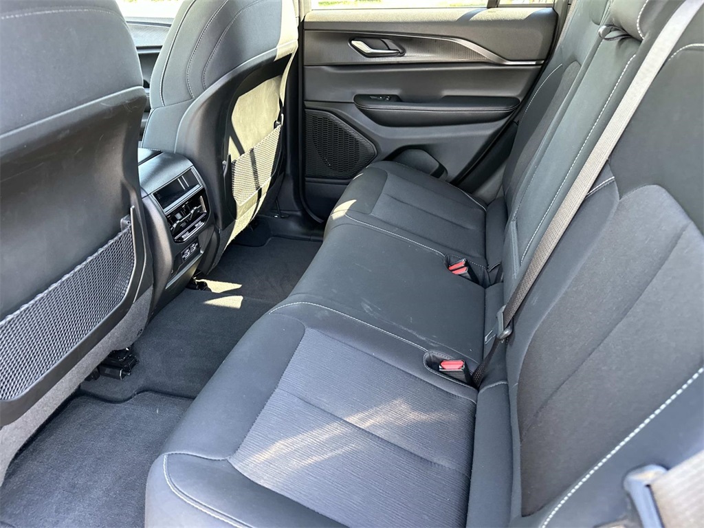 2025 Jeep Grand Cherokee Laredo photo 13
