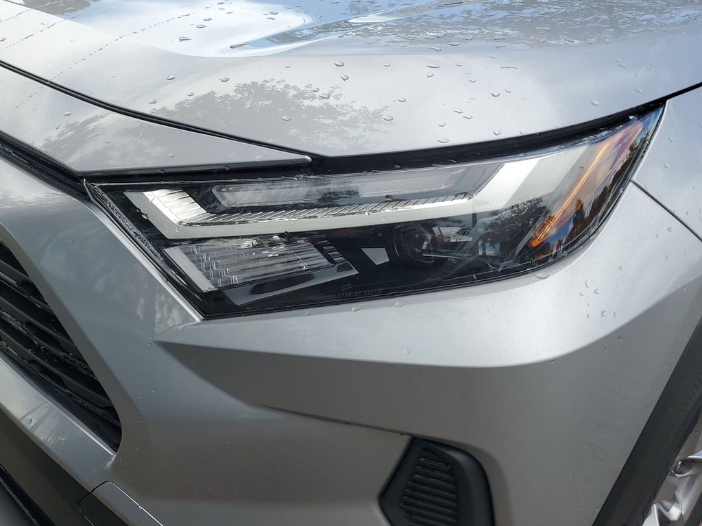 2025 Toyota RAV4 Hybrid XLE photo 11