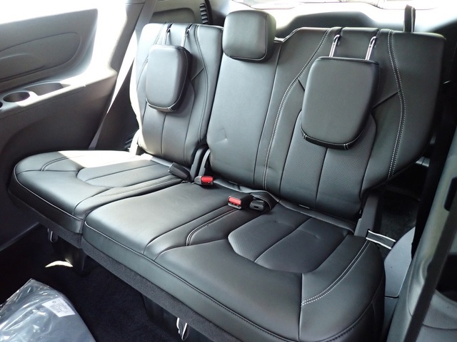 2025 Chrysler Pacifica photo 11