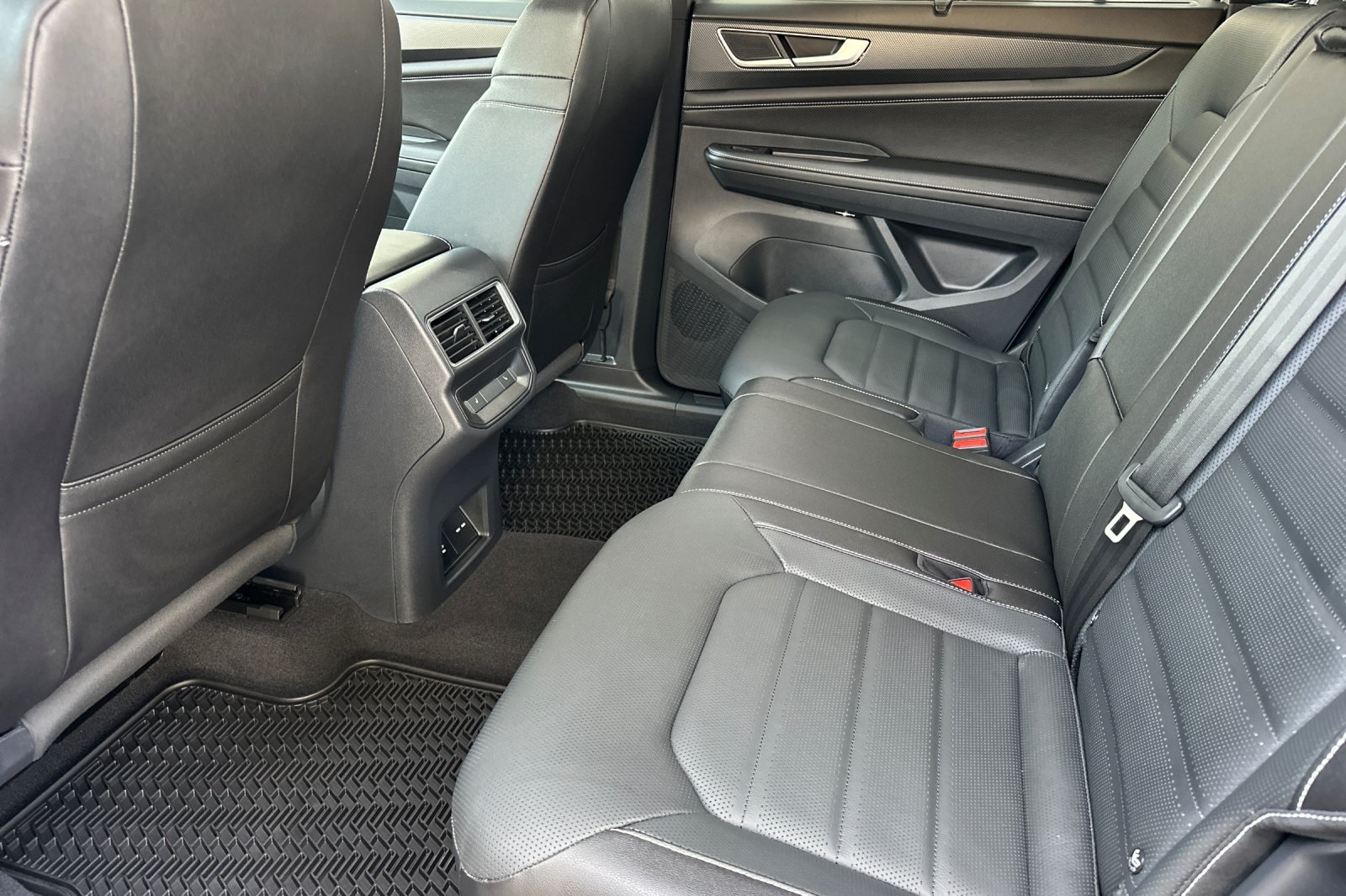 2025 Volkswagen Atlas Cross Sport SEL R-Line photo 9