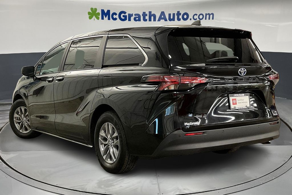 2022 Toyota Sienna XLE photo 2