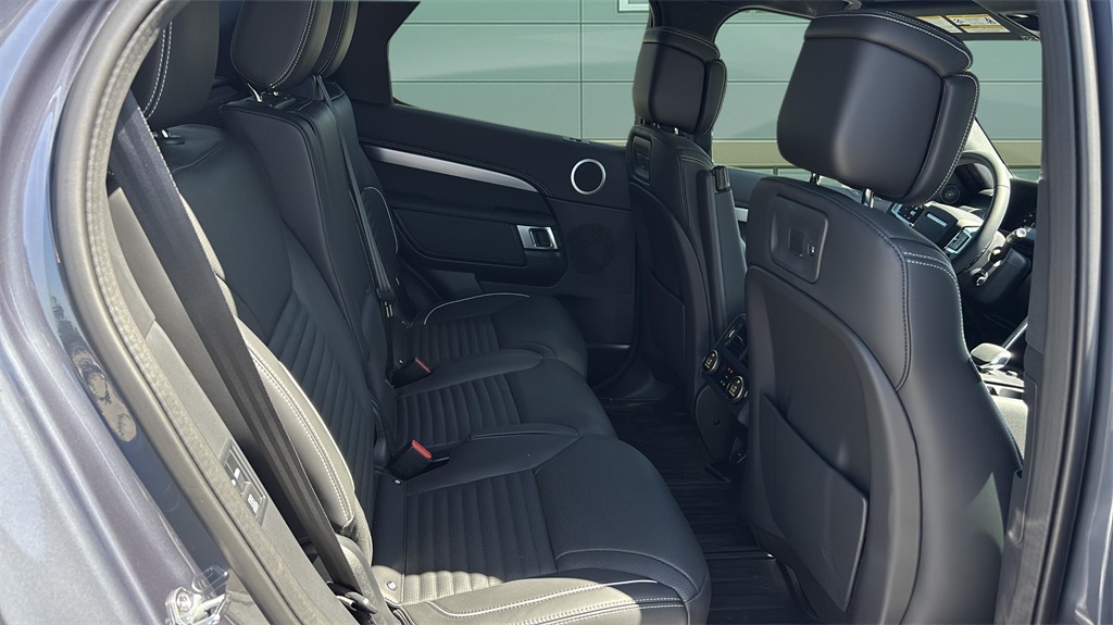 2024 Land Rover Discovery SE photo 13