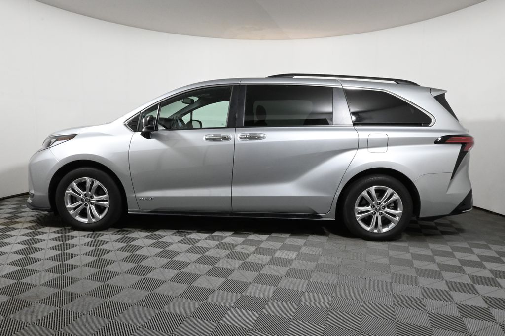 2021 Toyota Sienna XSE photo 2