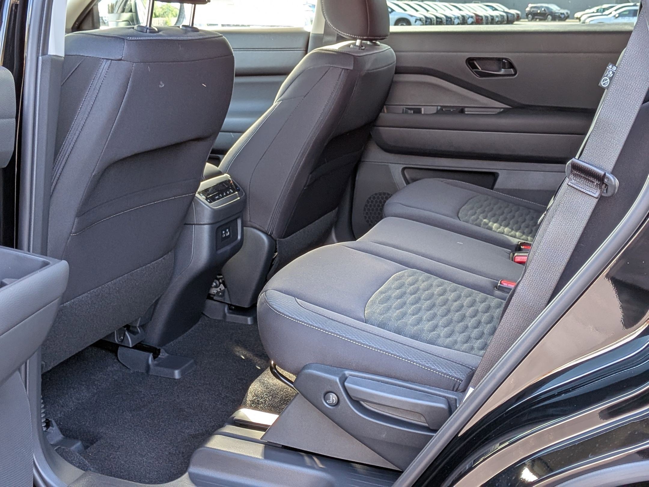 2025 Nissan Pathfinder SV photo 17
