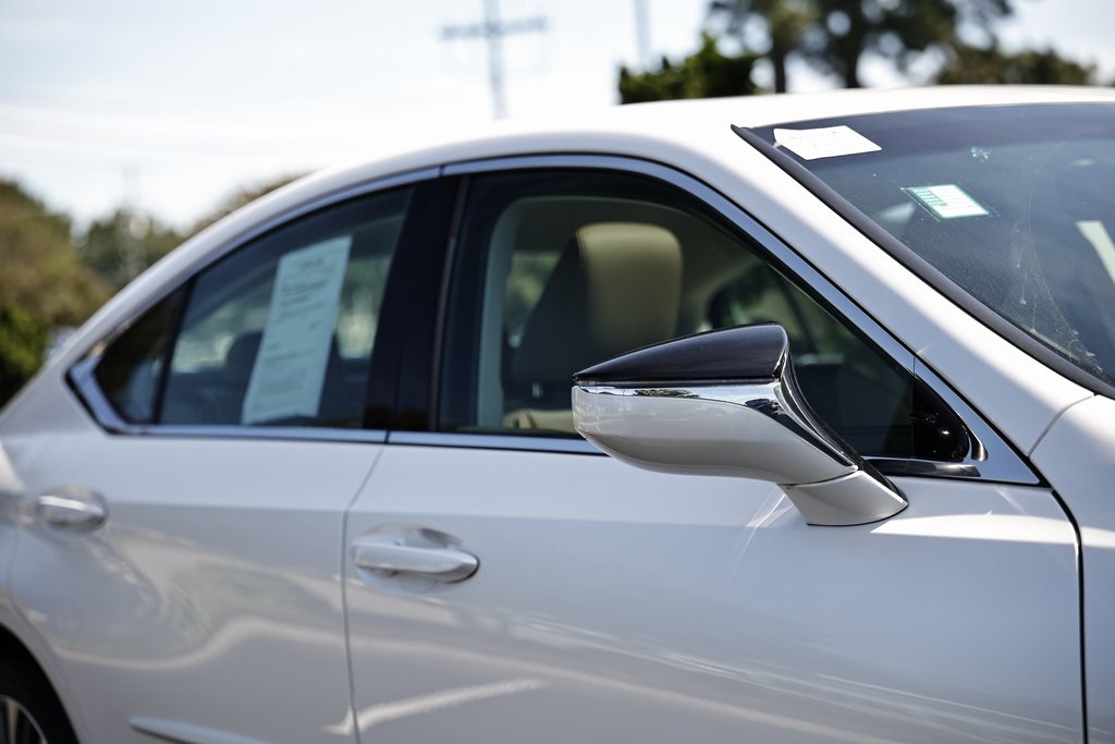 2021 Lexus ES 300h photo 4