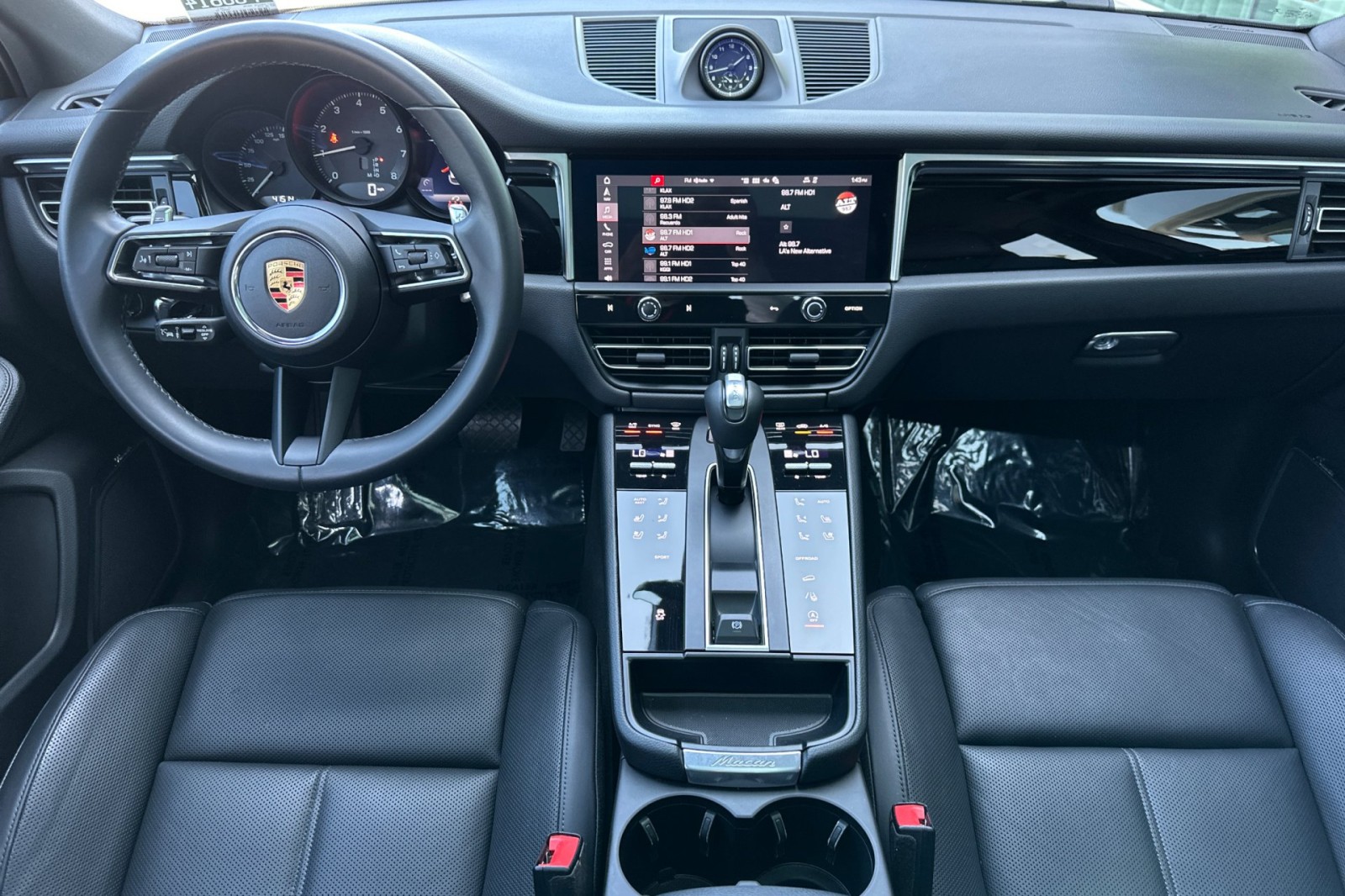 2023 Porsche Macan T photo 6