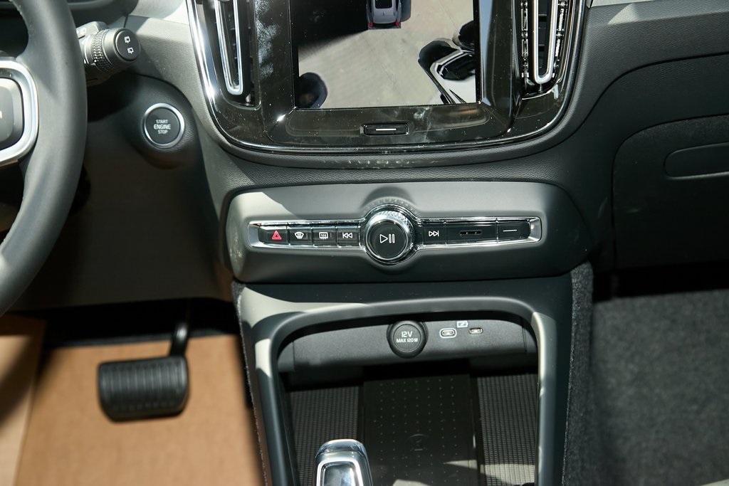 2026 VOLVO XC40 - Image 21