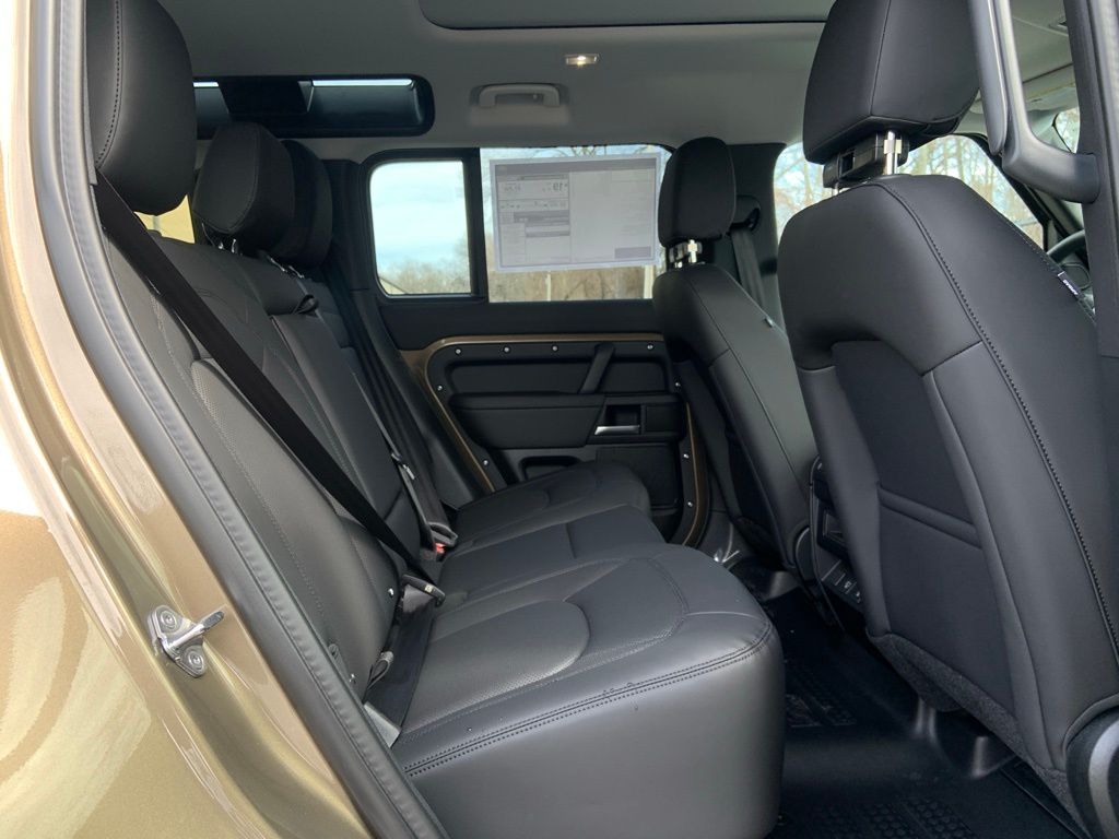 2025 Land Rover Defender 110 S photo 15