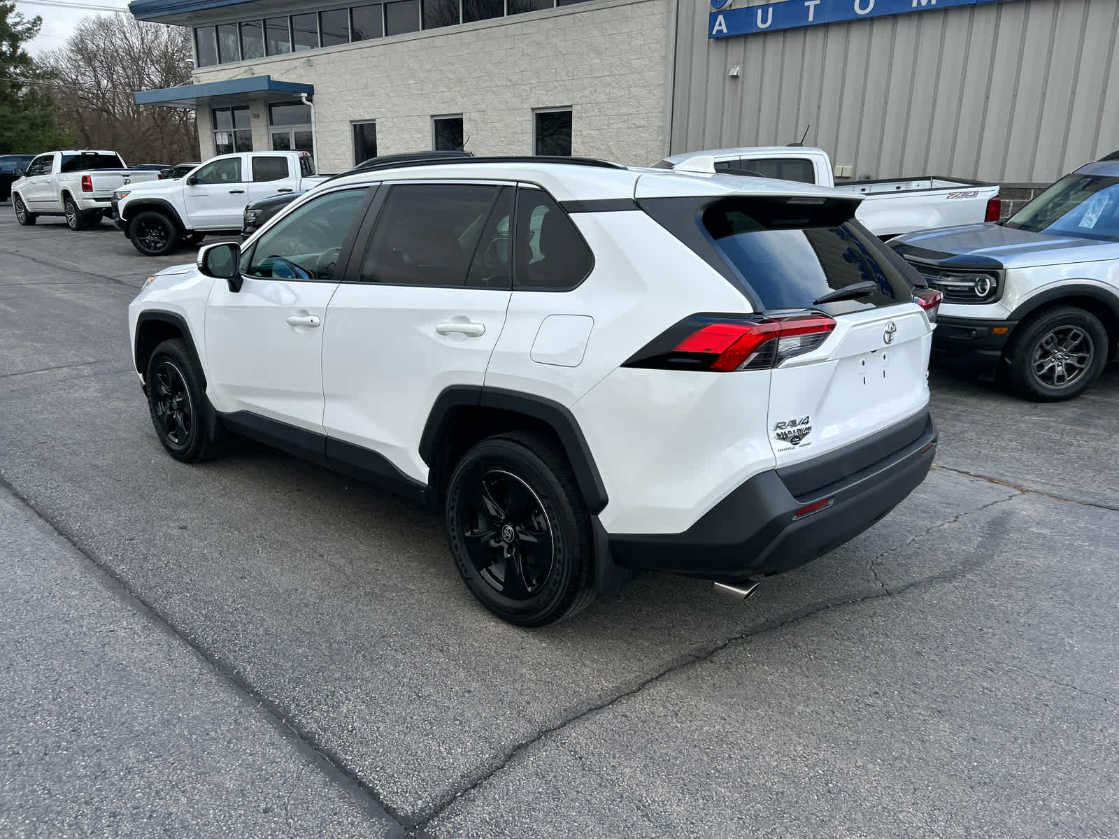 2021 Toyota RAV4 XLE photo 4