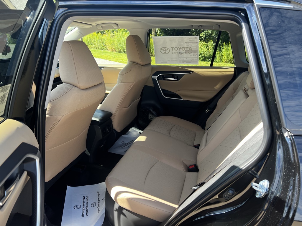 2025 Toyota RAV4 Hybrid XLE photo 21