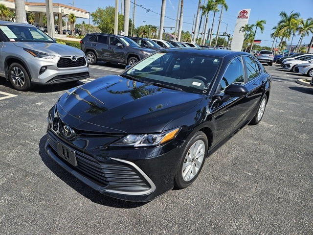 2023 Toyota Camry LE photo 3