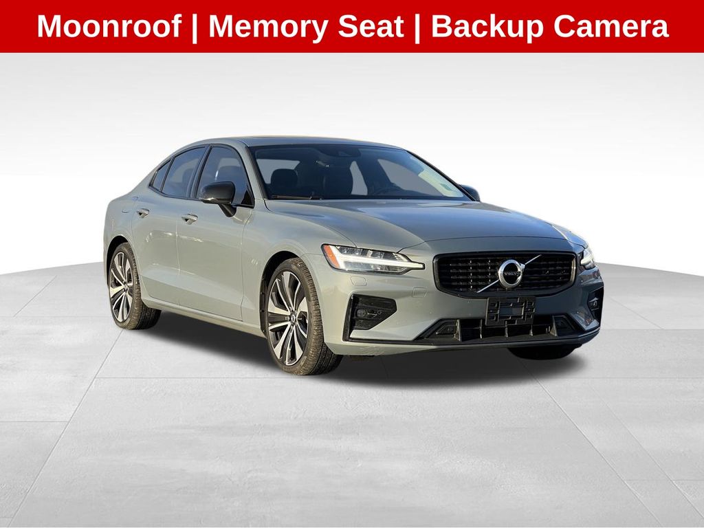 2022 Volvo S60 Momentum's photo