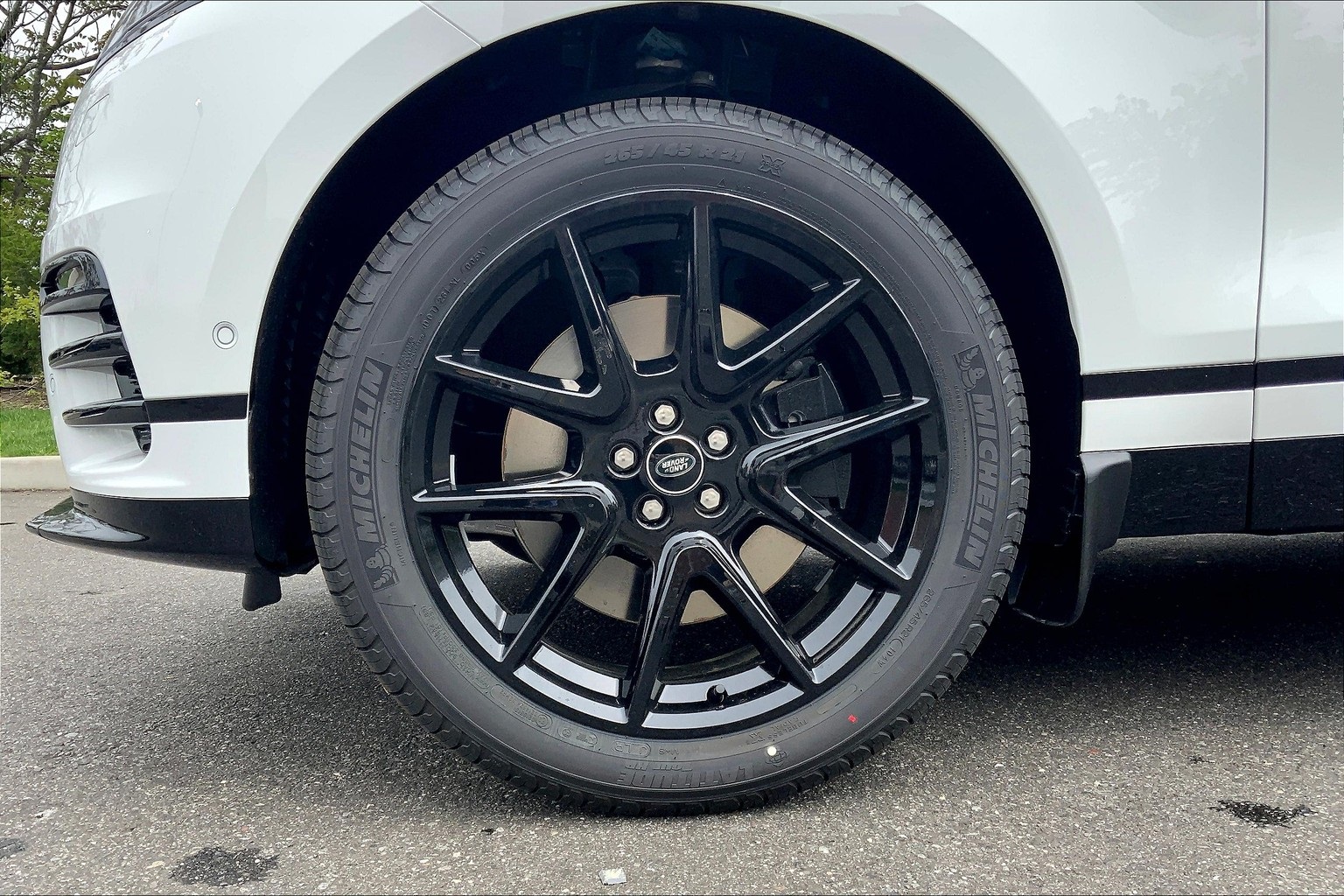 2026 Land Rover Range Rover Velar SE photo 8