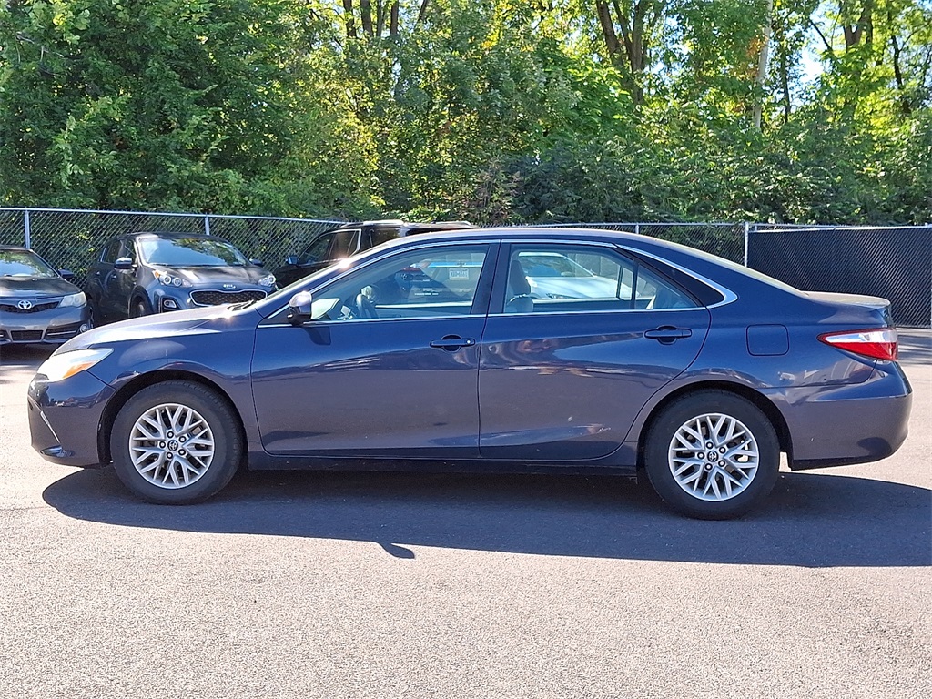 2016 Toyota Camry LE photo 2