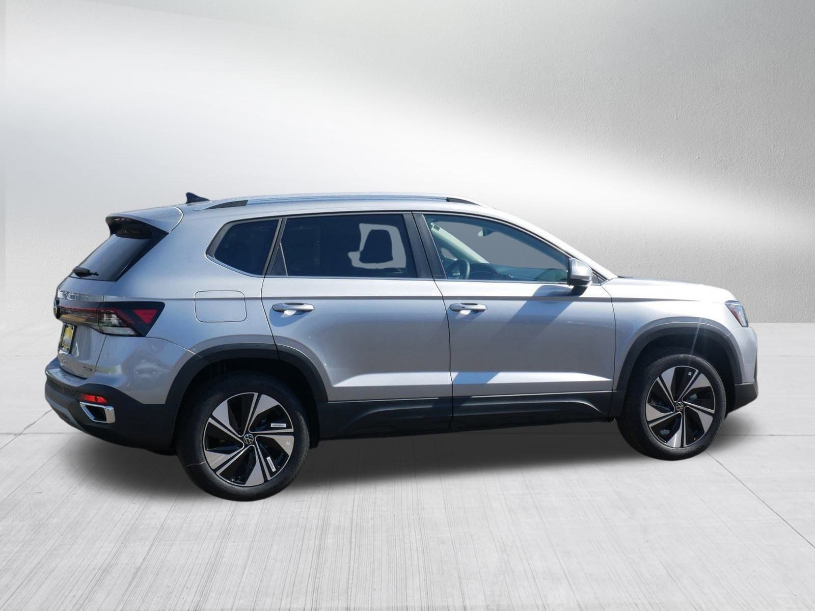 2025 Volkswagen Taos SE photo 4