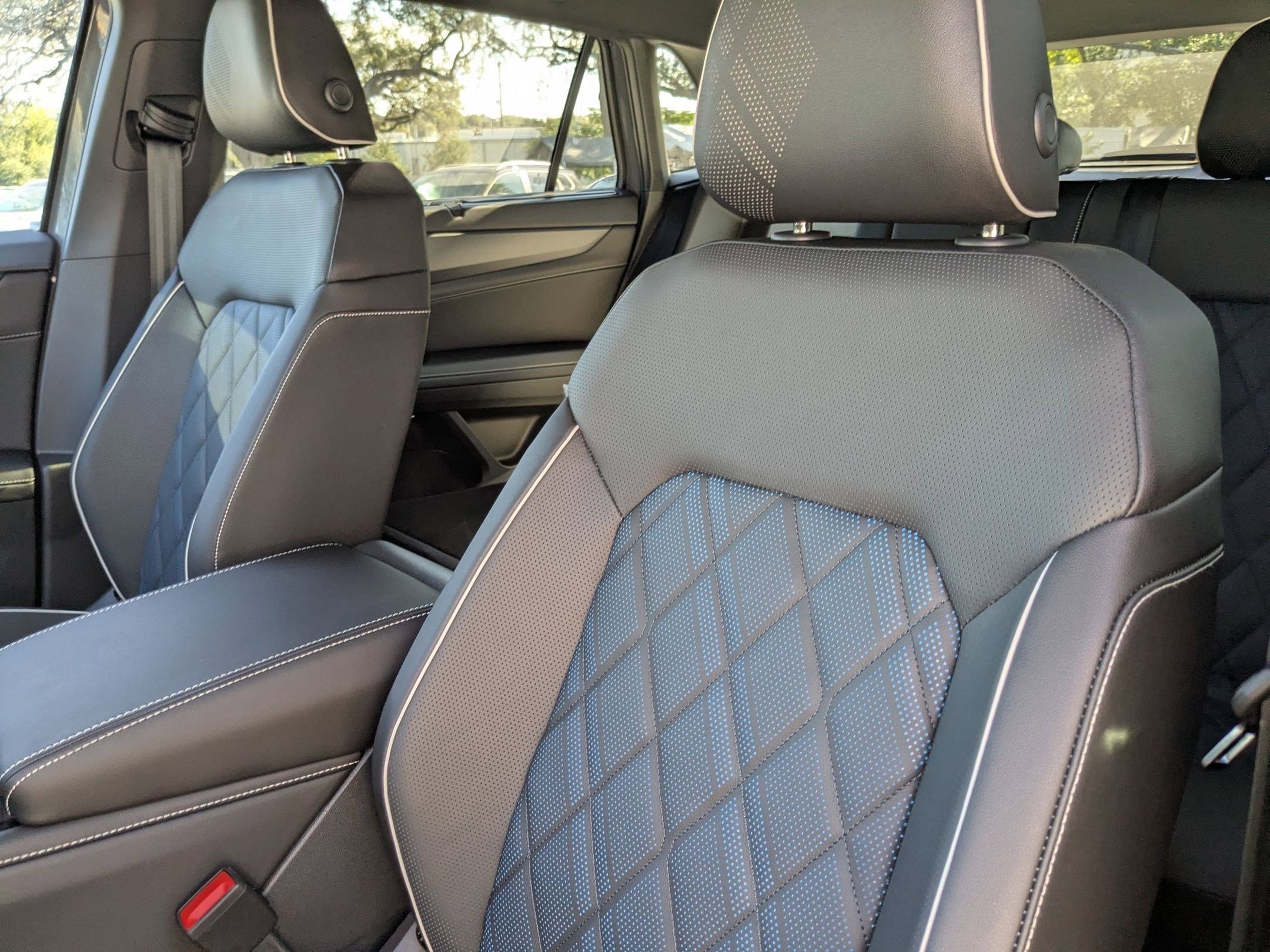 2026 Volkswagen Atlas Cross Sport SEL Premium R-Line photo 4