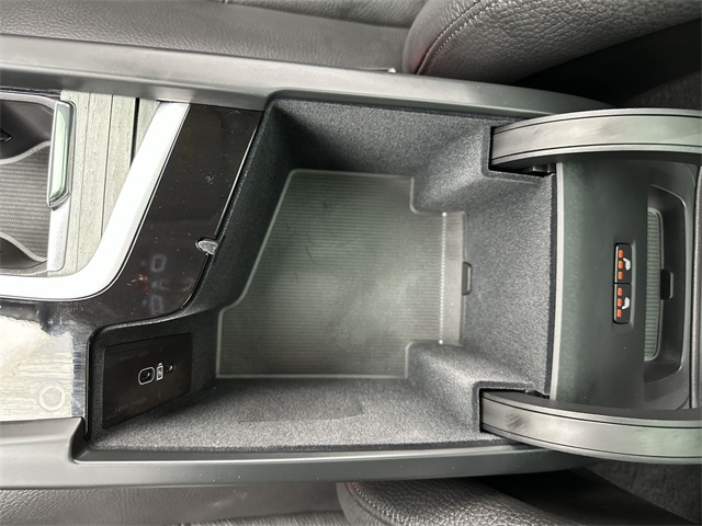 2025 Volvo XC60 B5 Plus photo 12