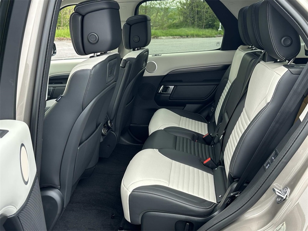 2025 Land Rover Discovery Metropolitan Edition photo 10