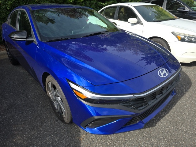 2025 Hyundai Elantra SEL Sport photo 2